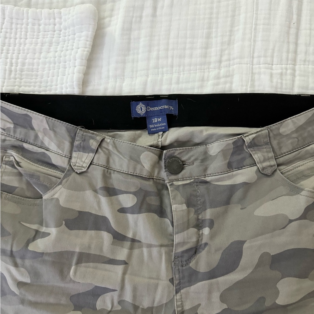 Democracy cropped camo pants size 18.